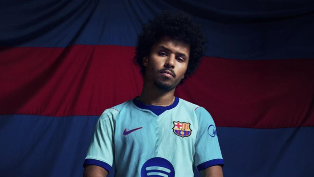 Adeyemi posa con la tercera equipación del Barça de la 2026-27