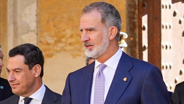 El Rey Felipe VI acompañado del presidente de la Junta de Andalucía, Juanma Moreno