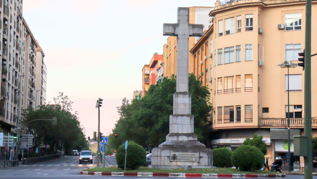 Cruz de los Caídos en la plaza de América de Cáceres