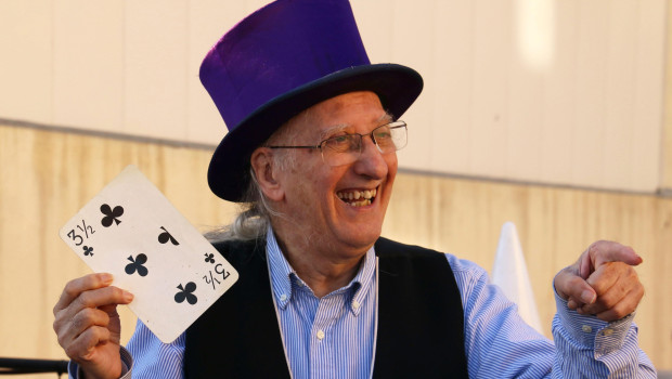 Juan Tamariz con sus cartas de magia