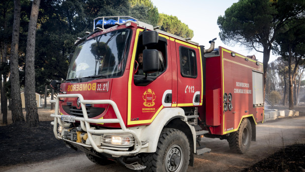 Camión de bomberos durante las labores de extinción del incendio forestal de la sierra oeste de Madrid