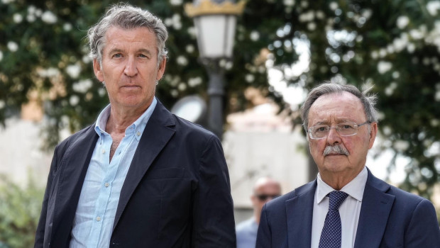 El presidente del PP, Alberto Núñez Feijóo, y el presidente de Ceuta, Juan Jesús Vivas, este miércoles