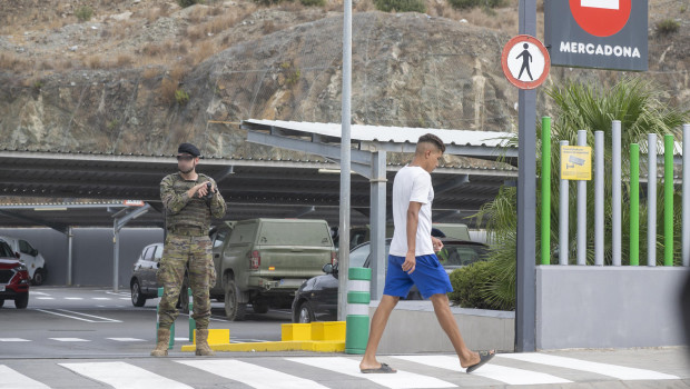 Un militar regula la entrada en un Mercadona, a 24 de agosto de 2026, en Ceuta