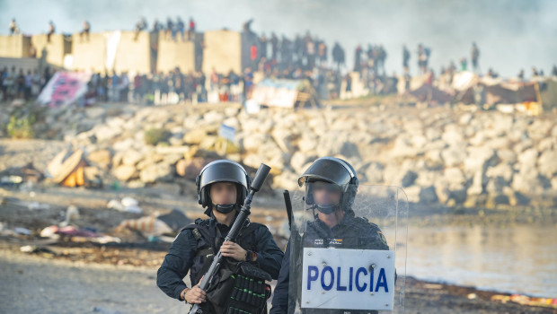 Policías durante una manifestación para protestar por la situación provocada por su llegada masiva, a 27 de agosto de 2026, en Ceuta (España). Los manifestantes han tratado de impedir el acceso de los voluntarios de Cruz Roja que reparten bolsas de comida a los migrantes en la playa del Trampolín y han provocado disturbios en la playa de Benítez de Cueta, que se han saldado con cargas policiales, tras introducirse en los asentamientos de migrantes que pernoctan en la zona y causar destrozos, incluido la quema de enseres.

Marcos Moreno / Europa Press
28/8/2026