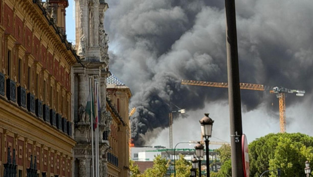 El fuego, originado durante las tareas de soldadura en la planta baja, ha obligado al desalojo inmediato de las personas que están trabajando en dicho proyecto urbanístico