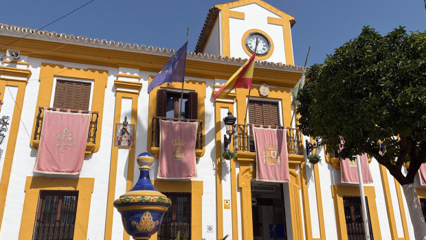 Fachada del ayuntamiento de Guillena (Sevilla), engalanado para sus fiestas patronales