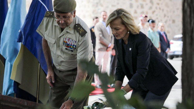 El Jefe de Estado Mayor del Ejército de Tierra (JEME), general de ejército Amador Enseñat y Berea, y la embajadora de Bosnia y Herzegovina Vesna Andree Zaimović, presiden la inauguración del monolito que fallecieron en acto de servicio en aquellas operaciones