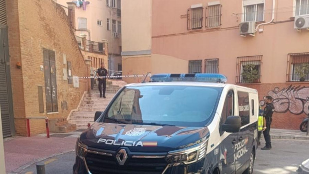 Imagen de un coche de la Policía Nacional en la zona de Málaga donde se ha producido un tiroteo