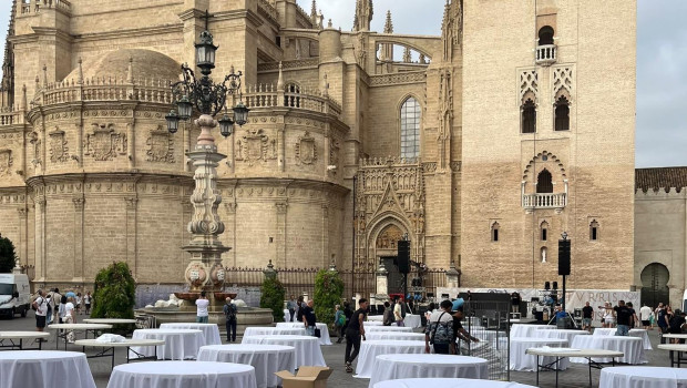 Imagen de los preparativos de la gala, con la Catedral y la Giralda al fondo