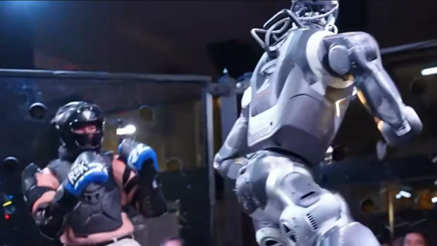 El influencer Frankie Lapenna cayó derrotado ante un robot que medía 1,80m