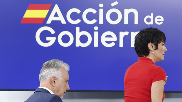 La portavoz del Gobierno, Elma Saiz, y el ministro Ángel Víctor Torres