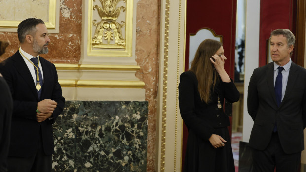 El presidente del PP, Alberto Núñez Feijóo (d), junto a la portavoz popular Ester Muñoz (c), y el líder de Vox, Santiago Abascal