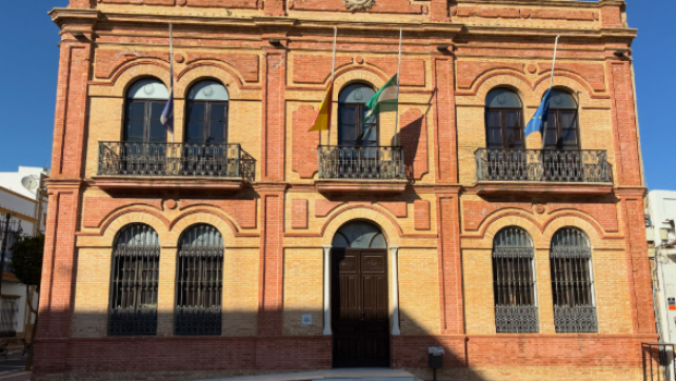 Las banderas a media asta ondean en el Ayuntamiento de San Juan del Puerto