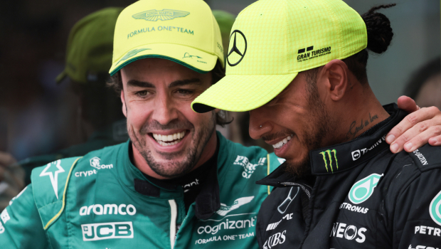 Fernando Alonso y Lewis Hamilton se saludan afectuosamente esta temporada