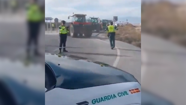 Un guardia civil graba con su móvil como los tractores evitan su control