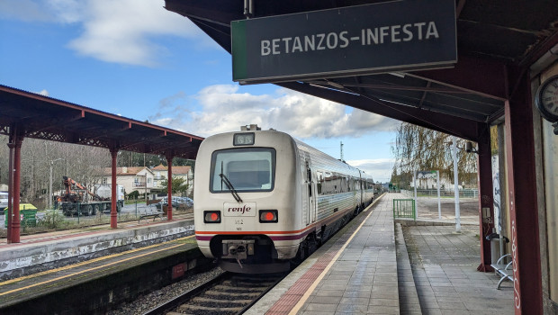 Un tren en la estación de Betanzos-Infesta.