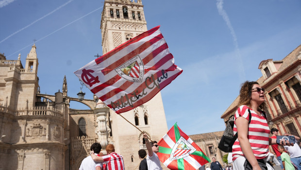 Aficionados del Athletic Club de Bilbao en el entorno de la Catedral este viernes. A 05 de abril de 2024, en Sevilla, (Andalucía, España). La final de la Copa del Rey se disputará mañana sábado entre el Athletic Club de Bilbao y el Real Club Mallorca en el estadio de La Cartuja.
María José López / Europa Press
05/4/2024