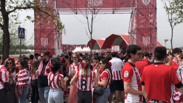 La afición del Athletic, frente a la 'fan zone' de su equipo