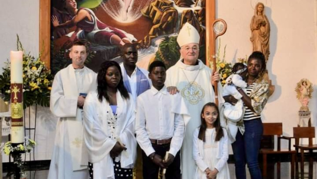 Una familia entera de este país africano se bautizó en la parroquia de esta localidad almeriense