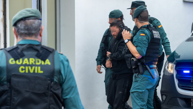 EuropaPress_5754638_detenidos_llegan_juzgados_12_febrero_2023_barbate_cadiz_andalucia_espana