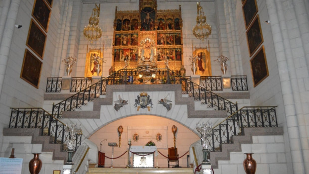 La Corte de Honor de Santa María la Real de la Almudena celebra cada mes una Eucaristía en el altar de la Virgen de la catedral