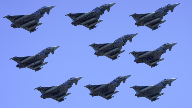 Cazas de combate Eurofighter en formación durante el desfile aéreo en la playa de San Lorenzo de Gijón este viernes, dentro de las actividades programadas con motivo del Día de las Fuerzas Armadas, presidida por el Rey y al que asiste el presidente del Principado Adrián Barbón.