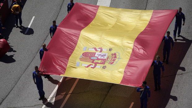 Espectacular imagen de la bandera de España desplegada en las calles de Oviedo por las que ha transcurrido el desfile de las Fuerzas Armadas