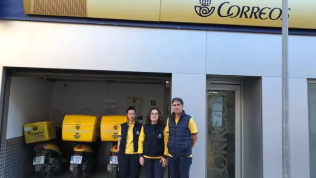 Los tres carteros de Correos que actualmente prestan servicio en Bailén.