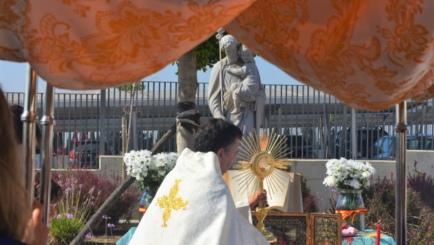 Se realizó la procesión del Santísimo Sacramento, que visitó los altares montados para la ocasión