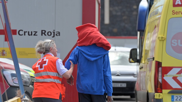 Los inmigrantes que llegaron a Canarias en cayucos están siendo trasladados a los centros de acogida de Almería