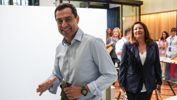 El presidente de la Junta de Andalucía, Juanma Moreno, durante la noche electoral en la sede del PP-A, a 9 de junio de 2024, en Sevilla