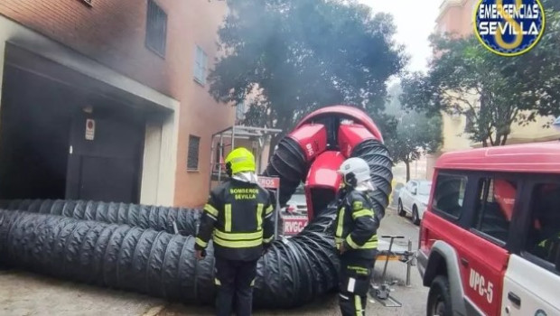 El suceso ha obligado a los Bomberos a desalojar a los vecinos de unos bloques de pisos de este barrio sevillano