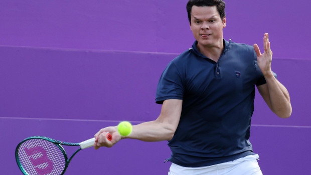 Milos Raonic durante su partido contra Cameron Norrie en Queen's