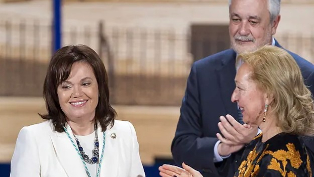 Inmaculada Montalbán, aplaudida por José Antonio Griñán y Fuensanta Coves, presidenta del Parlamento, tras recibir la Medalla de Andalucía en 2012