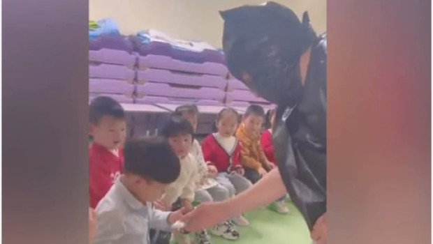 Imagen sacada del vídeo con el que una escuela china enseña a los niños a no irse con desconocidos