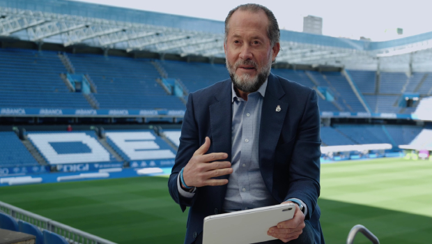 Juan Carlos Escotet, en el estadio de Riazor, donde disputa sus partidos el Deportivo de La Coruña