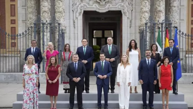 Foto de familia del nuevo Gobierno andaluz ante la fachada principal del Palacio de San Telmo