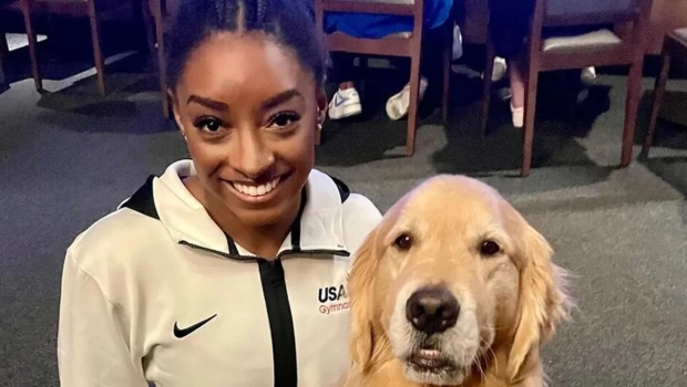 El perro Beacon, junto a la gimnasta Simone Biles