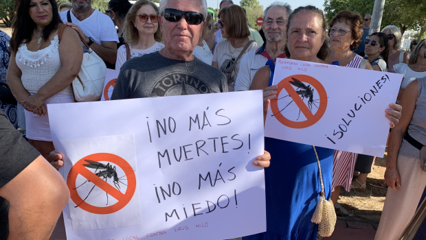 Parte de las casi 2.000 personas que se han concentrado este lunes en la localidad sevillana de La Puebla del Río para pedir a la Junta de Andalucía que actúe contra la "epidemia" de virus del Nilo en la comarca, la que cuenta con más casos de personas contagiadas de esta enfermedad en la provincia. EFE/Fermín Cabanillas