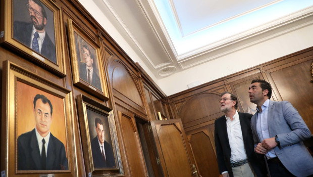 Mariano Rajoy mira su retrato oficial de la Diputación de Pontevedra realizado hace cuatro decenios