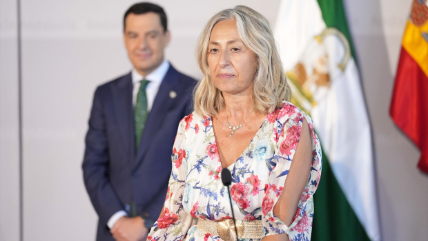 La nueva consejera de Salud y Consumo, Rocío Hernández Soto (d); durante la toma de posesión, en el Palacio de San Telmo, a 30 de julio de 2024 en Sevilla (Andalucía, España). Al segundo año de la legislatura del presidente de la Junta de Andalucía, Juanma Moreno, han tomado posesión los nuevos consejeros tras la remodelación del consejo de gobierno.
Joaquin Corchero / Europa Press
30/7/2024