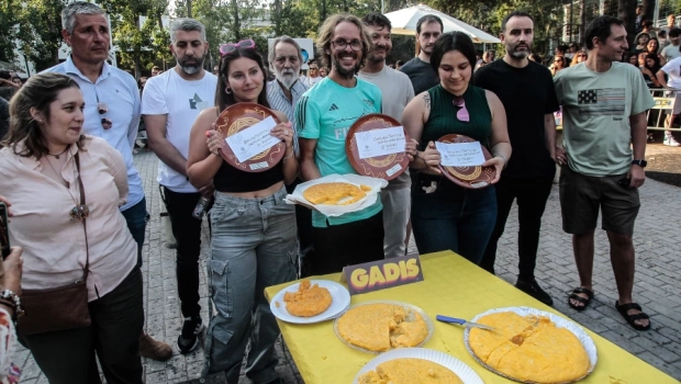 El ganador del concurso de tortillas de este año, Ángel Lorenzo, en el centro, junto a los otros finalistas