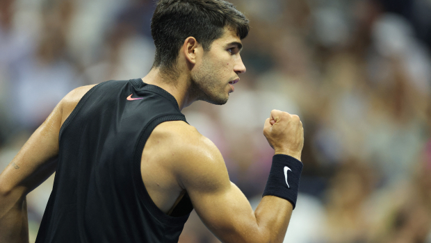 Carlos Alcaraz celebra un punto en su debut en el US Open 2024 frente a Li Tu