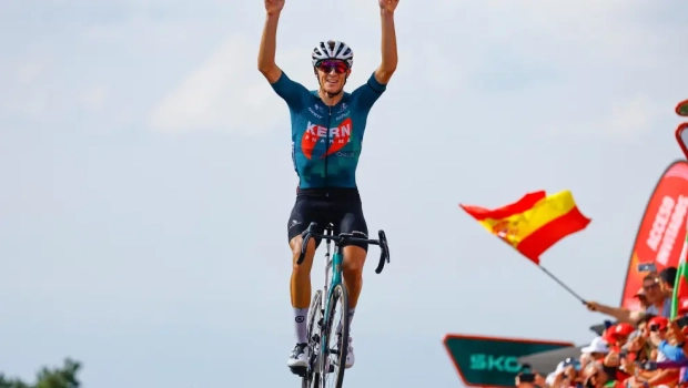 Pablo Castrillo celebra la victoria en la duodecima etapa