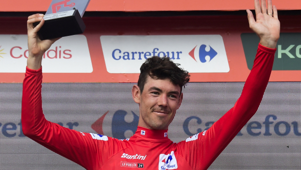 Ben O'Connor, líder de La Vuelta, posa con el trofeo de campeón de la eatapa