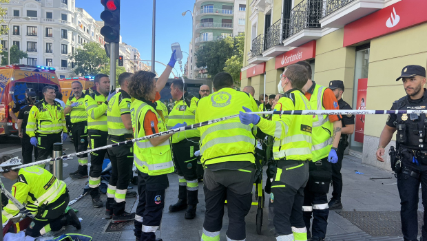 Operarios del Samur atienden a los heridos