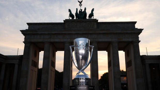 El trofeo de la Laver Cup y de fondo la Puerta de Brandemburgo