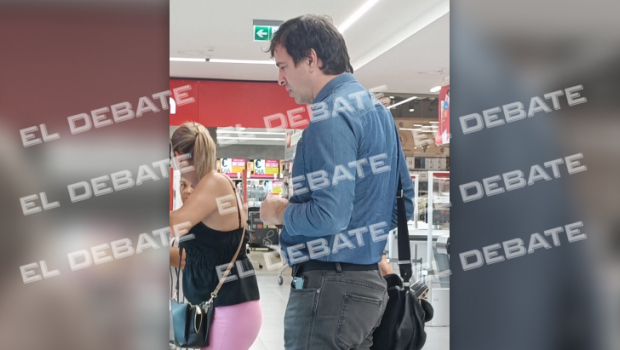 David Sánchez, hermano del presidente, comprando en un supermercado portugués