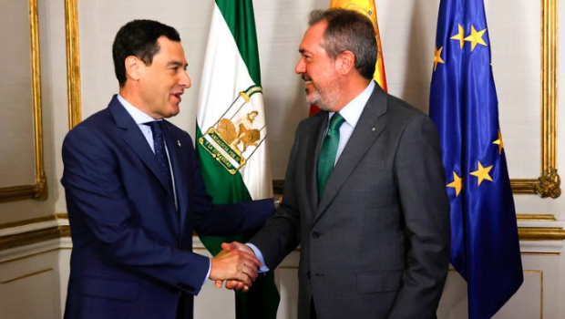 El presidente de la Junta de Andalucía, Juanma Moreno (i) con el secretario general del PSOE A, Juan Espadas (d)