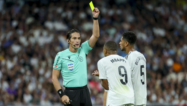 José Luis Munuera Montero le muestra la tarjeta amarilla a Kylian Mbappé en el partido ante el Espanyol